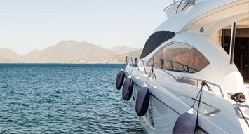 A photo of a boat sailing on the sea projecting boat insurance.